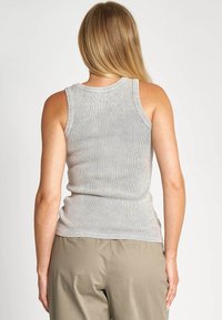Graues geripptes Tanktop mit rundem Halsausschnitt und breiten Armausschnitten. Eng anliegende Silhouette mit glatter Textur. Kombiniert mit beigen Hosen.