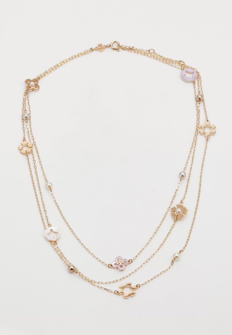 Χρυσή στρωμένη αλυσίδα κοσμήματος με λουλουδάτες και μαργαριταρένιες λεπτομέρειες, με περίπλοκους συνδέσμους και έναν συνδυασμό σχημάτων που περιλαμβάνει λουλούδια και κυκλικά σχέδια.