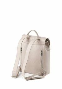 Světlobéžový kožený batoh se strukturovaným tvarem. Obsahuje diagonální švy, dva boční zipy a nastavitelné popruhy. Součástí je také horní ucho pro nošení.
