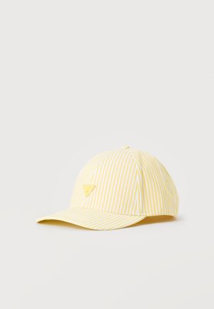 Casquette de baseball rayée jaune et blanche avec une visière incurvée et un petit logo triangulaire sur la face avant, sur un fond clair uni.