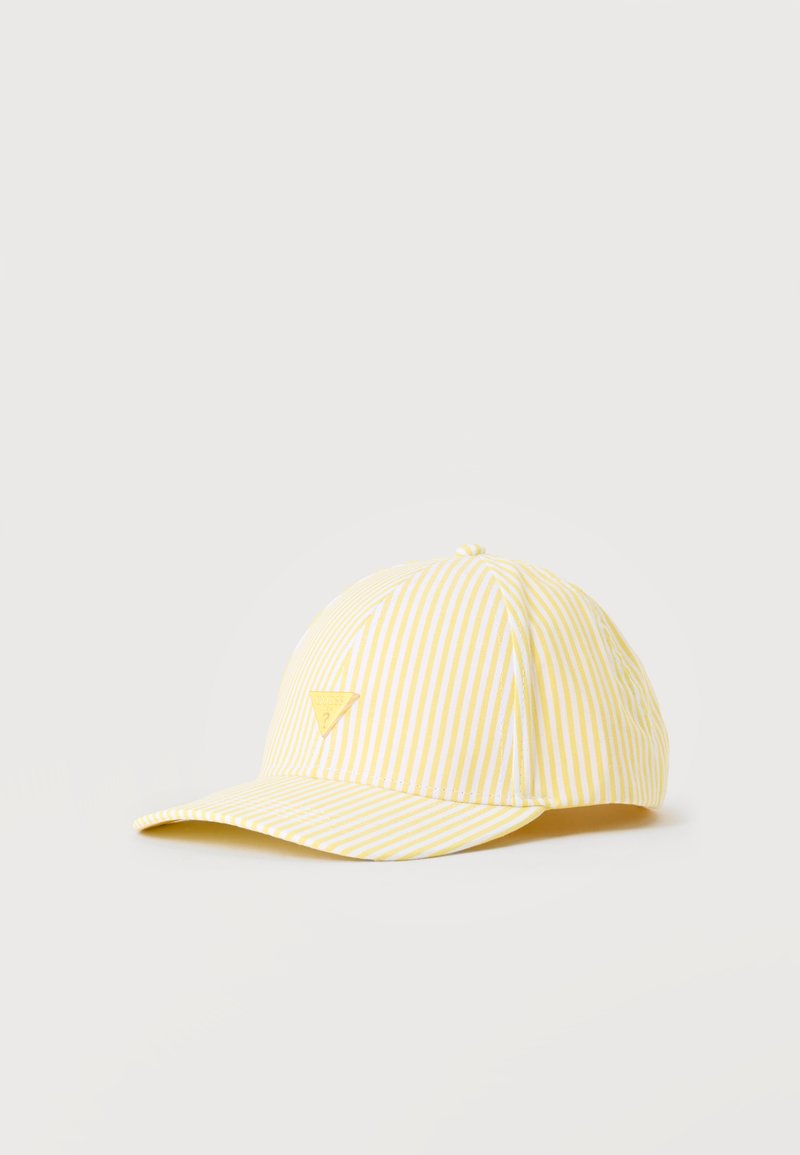 Casquette de baseball rayée jaune et blanche avec une visière incurvée et un petit logo triangulaire sur la face avant, sur un fond clair uni.