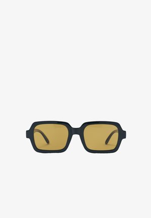 Sorte rektangulære solbriller med tykke stel og ravfarvede linser, vist forfra på en hvid baggrund.