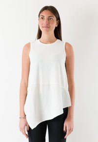 Witte mouwloos topje van lichtgewicht stof, met een ronde halslijn en een asymmetrische zoom. Eenvoudig ontwerp zonder zichtbare patronen.