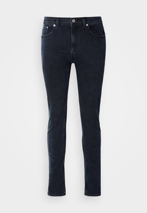 Jeans de denim azul escuro com um corte slim, apresentando um fecho de botão, cinco bolsos e detalhes de costura subtil.