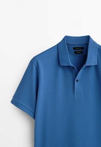 Polo bleu à manches courtes avec deux boutons noirs et un col plat, présenté sur fond blanc.