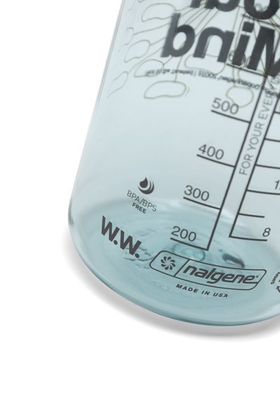 Prozoren modri plastičen paket z merilnimi oznakami, oznako brez BPA/BPS in blagovno znamko. Zaobljena oblika z stabilnim dnom.