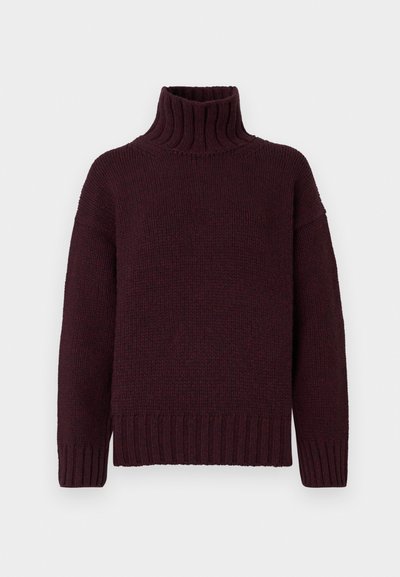 Pull en maille côtelée bordeaux foncé avec col roulé, manches longues et poignets et ourlet côtelés, sur fond blanc.