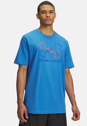 Blauwe katoenen T-shirt met korte mouwen, met een groot, veelkleurig Under Armour-logo op de borst. Casual fit, gladde textuur.