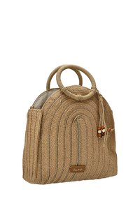 Bolso de paja trenzada en beige con líneas curvas, un asa redonda, cuentas decorativas y una pequeña etiqueta metálica que dice "LUNA".