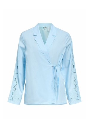 Blusa cruzada azul claro con mangas largas, cuello, cierre lateral con lazo y detalles de encaje calado en las mangas.
