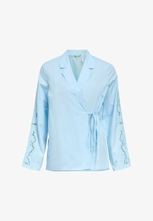 Blusa cruzada azul claro con mangas largas, cuello, cierre lateral con lazo y detalles de encaje calado en las mangas.