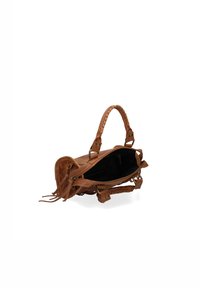 Borsa a mano in pelle marrone con finitura texture, dotata di manici intrecciati, hardware in metallo e interno non foderato con chiusura a zip.
