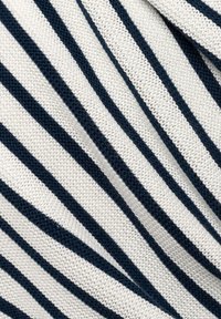 Gebreide stof in het wit met marineblauwe strepen, met een gestructureerd patroon. Het materiaal lijkt zacht en rekbaar, geschikt voor verschillende kledingstukken.