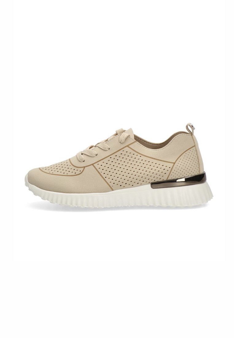 Zapatilla beige con parte superior perforada, laterales texturizados y puntera redonda. Presenta una suela blanca gruesa y un acento metálico en el talón.