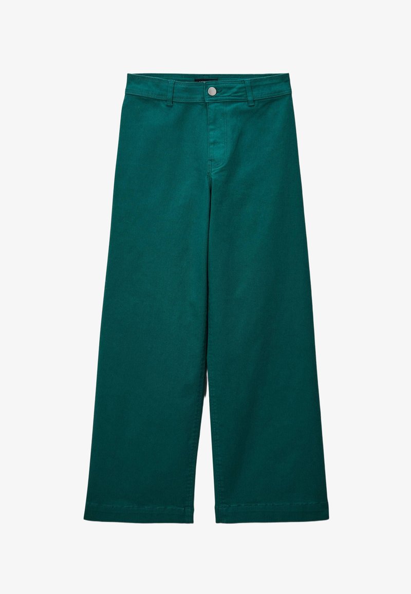Pantalons larges turquoise en coton, avec une fermeture à bouton à l'avant et des passants de ceinture. Le tissu est lisse, d'une couleur unie et avec des coutures propres.