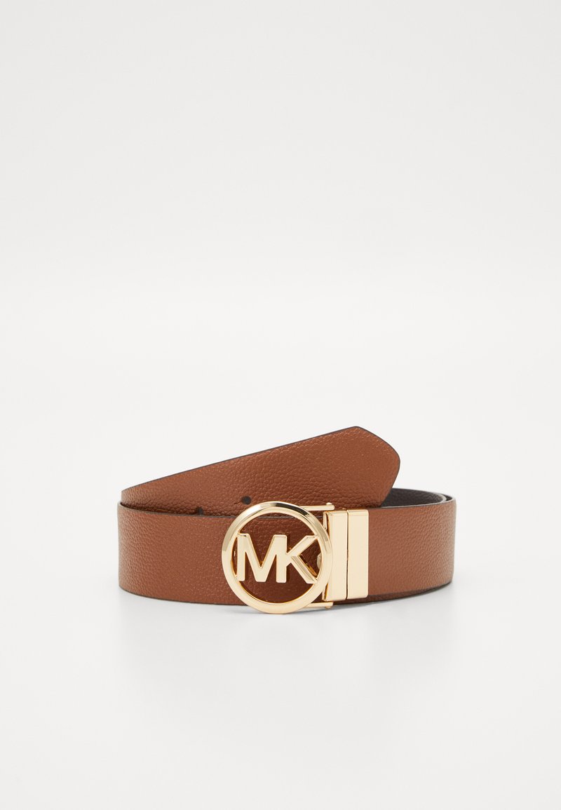 Brauner Ledergürtel mit strukturiertem Finish, ausgestattet mit einer runden, goldfarbenen Schnalle, die mit dem "MK"-Logo geprägt ist, und einem glatten, flachen Riemen.