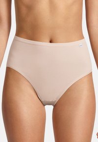 Beige högmidjade underkläder av slätt tyg, med en sömlös design och en liten logotagg på midjebandet.