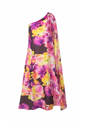 Een een-schouder bloemenjurk met levendige roze, gele en paarse orchideeënpatronen en een decoratieve gesp in goudkleur aan de band.