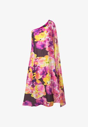 One-shoulder blomsterkjole med livlige pink, gule og lilla orkidé-mønstre og en dekorativ spænde i guldtone på strop.
