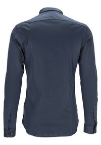 Donkerblauw overhemd met lange mouwen, gemaakt van zachte stof, voorzien van een klassieke kraag, met knoopsluitingen op de manchetten en een gladde textuur met een getailleerde pasvorm.
