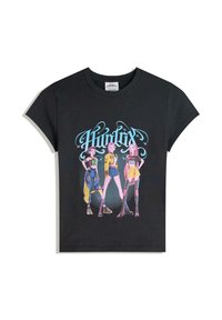 Czarny bawełniany t-shirt z kolorowym nadrukiem trzech postaci oraz napisem „Huntin” w ozdobnej, niebieskiej czcionce nad nimi.