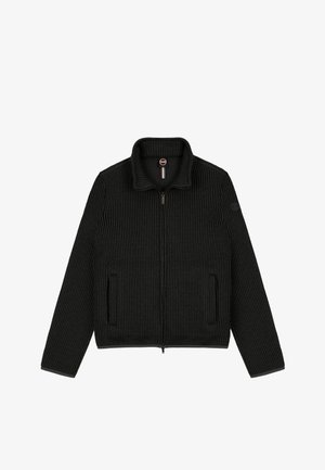 Juoda, raukšlėta megzta striukė su užtrauktuku, aukšta apykakle, dviem priekinėmis kišenėmis ir logotipu ant rankovės. Sklandus paviršius su kontrastinėmis detalėmis.