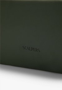 Funda de color verde oscuro con textura y superficie lisa, con el nombre de la marca "SCALPERS" grabado en negro.