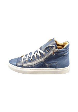 Sneaker blu high-top con lacci bianchi, cerniera laterale, colletto imbottito, pannelli in pelle strutturata e suola in gomma bianca.