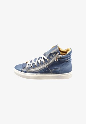 Blauer High-Top-Sneaker mit weißen Schnürsenkeln, seitlichem Reißverschluss, gepolstertem Kragen, strukturierten Lederpaneelen und weißer Gummisohle.