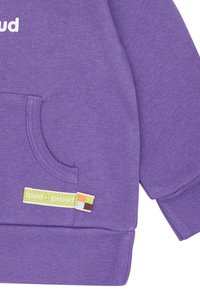 Felpa viola con tasca frontale, polsini e orlo a coste. Include un'etichetta verde con la dicitura "loud + proud" e accenti color block.