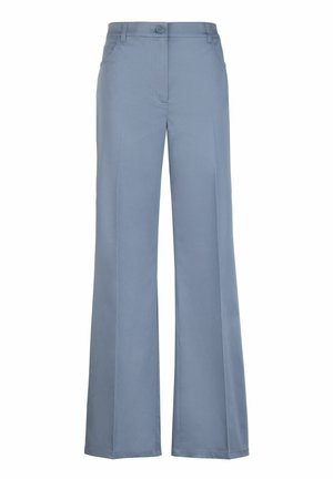 Pantaloni a gamba larga di colore azzurro chiaro realizzati in tessuto morbido, dotati di due tasche anteriori e chiusura con bottone in vita. Texture morbida, design su misura.