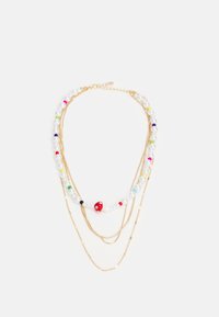 Colar em camadas em tom de dourado, com pérolas falsas brancas, contas coloridas e um detalhe de cogumelo vermelho. Correntes texturizadas aumentam o interesse visual.