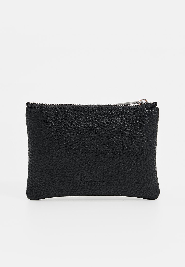 Funda de cuero negro con un acabado texturizado, que cuenta con un cierre de cremallera en la parte superior y un logotipo en relieve en la parte delantera. Diseño compacto.