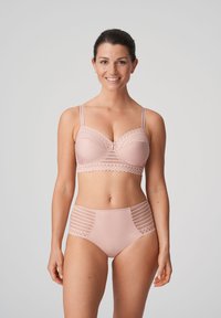 Bh och högmidjade trosor i mjukt rosa tyg med spetsdetaljer, med justerbara band och släta kanter.