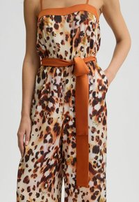Jumpsuit met luipaardprint in lichtgewicht stof, met oranje satijnen schouderbanden en een bijpassende riem in de taille. Inclusief zijzakken voor functionaliteit.