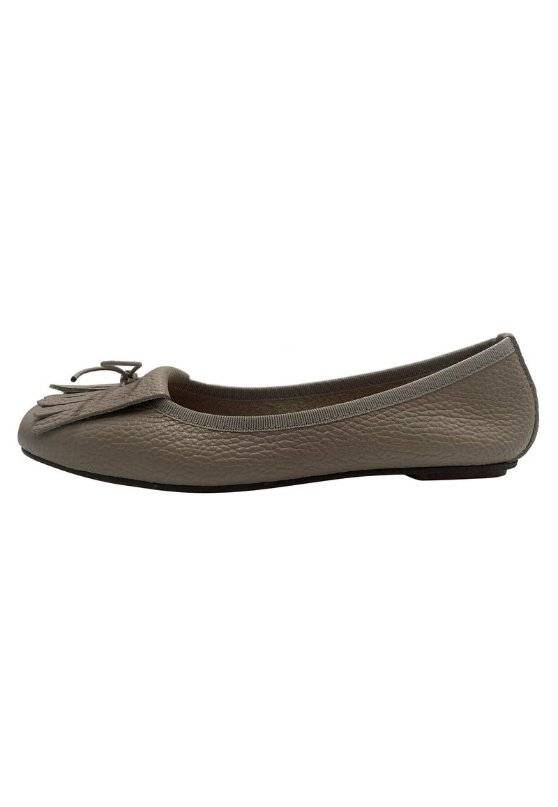 Ballerine en cuir gris avec un bout arrondi, un gland décoratif et un extérieur doux et texturé. Présente une semelle flexible et un contour cousu.