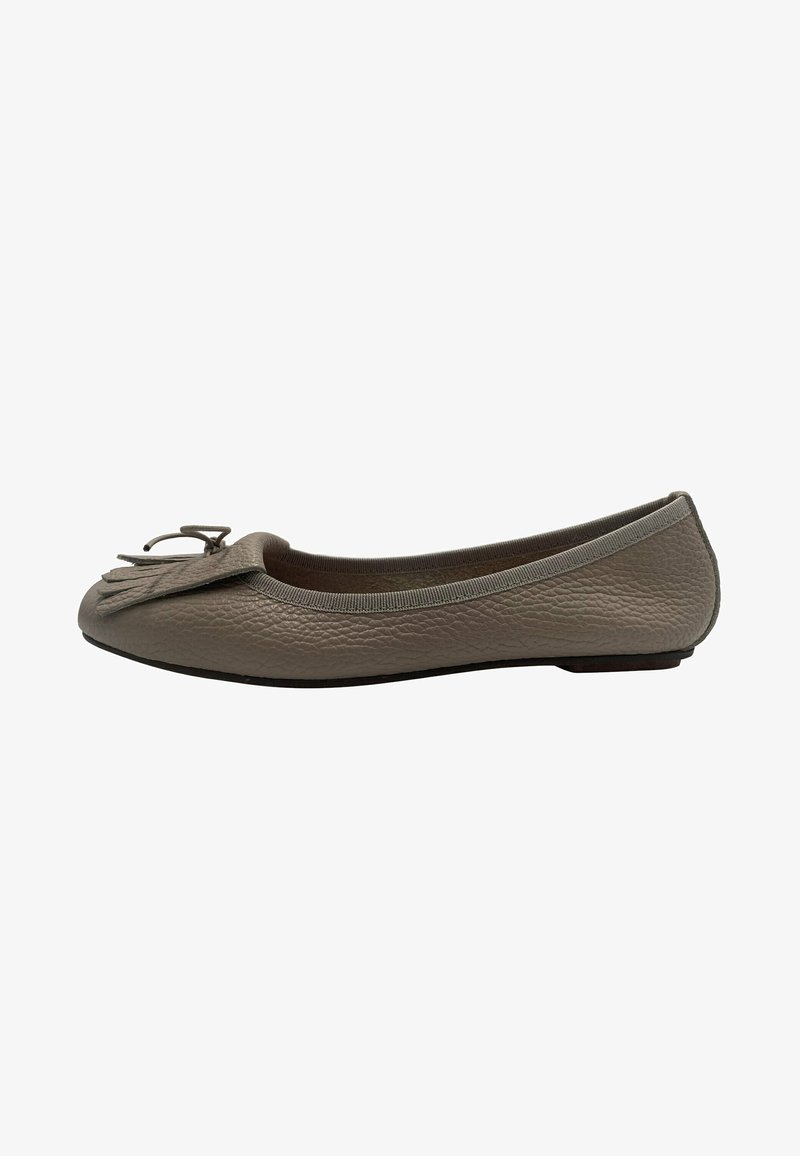 Ballerine en cuir gris avec un bout arrondi, un gland décoratif et un extérieur doux et texturé. Présente une semelle flexible et un contour cousu.