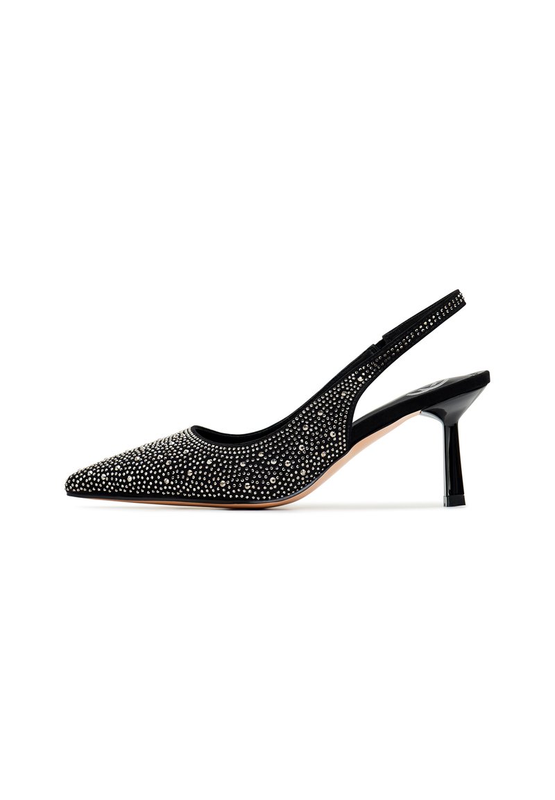 Zapatos de tacón slingback de ante negro con punta afilada, adornados con tachuelas metálicas y un tacón de stiletto negro brillante. Forro interior suave.