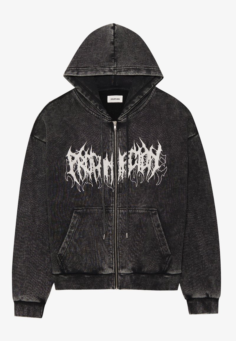 Czarna bluza z kapturem na zamek błyskawiczny, wykonana z fakturowanej tkaniny, z kieszeniami z przodu i białym nadrukiem graficznym na klatce piersiowej.