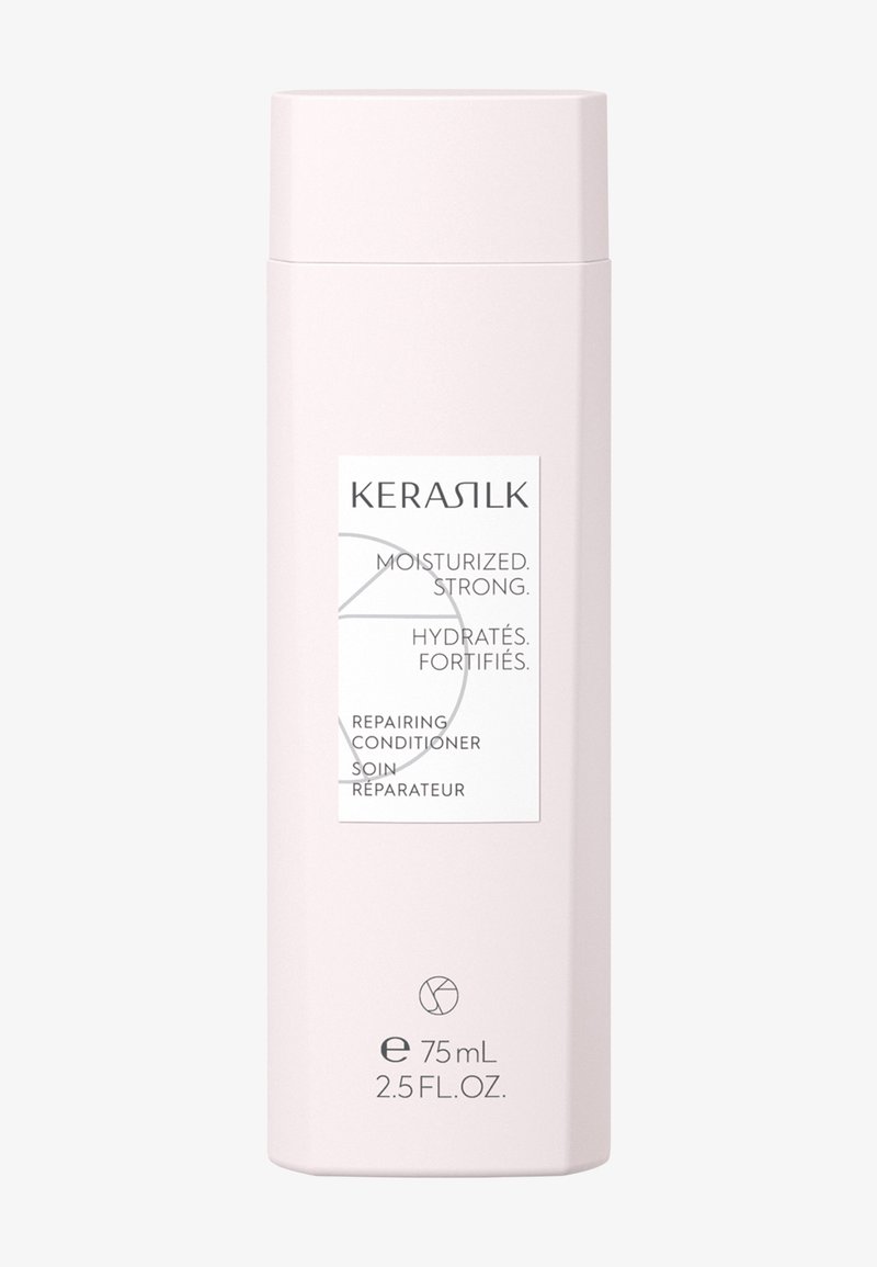Flacon d’après-shampoing réparateur Kerasilk, rose pâle, étiqueté «Moisturized Strong» et «Hydratés Fortifiés», 75 ml (2,5 fl. oz.).