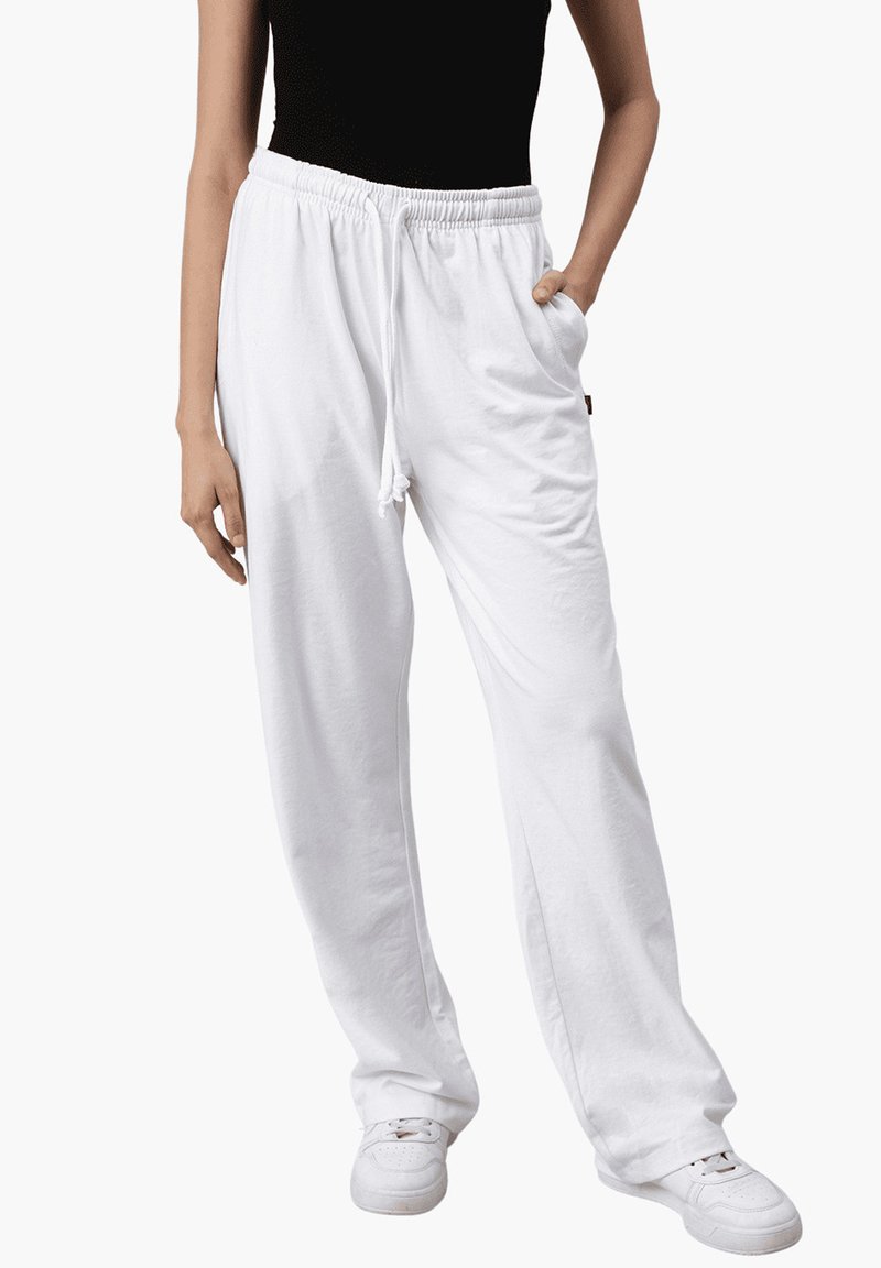 Weiße, leichte, locker sitzende Hose mit einem elastischen Bund und Kordelzug; ausgestattet mit Seitentaschen und glatter Textur.