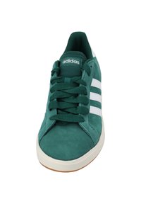 Sneaker verde in suede con strisce bianche, punta rotonda e design con lacci. Presenta linguetta e collare imbottiti, suola in gomma.