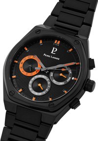 Svart kronografklocka med mönstrad urtavla, orange detaljer och armbandsband i rostfritt stål. Har tre subdialer och datumvisning.