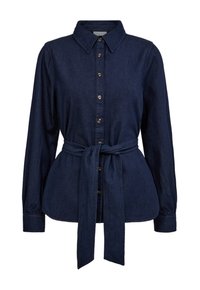 Donkerblauw denim overhemd met een knoopsluiting aan de voorkant, lange mouwen en een ceintuur in de taille. Bevat een klassieke kraag en subtiele textuur.