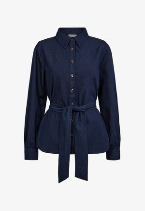 Donkerblauw denim overhemd met een knoopsluiting aan de voorkant, lange mouwen en een ceintuur in de taille. Bevat een klassieke kraag en subtiele textuur.