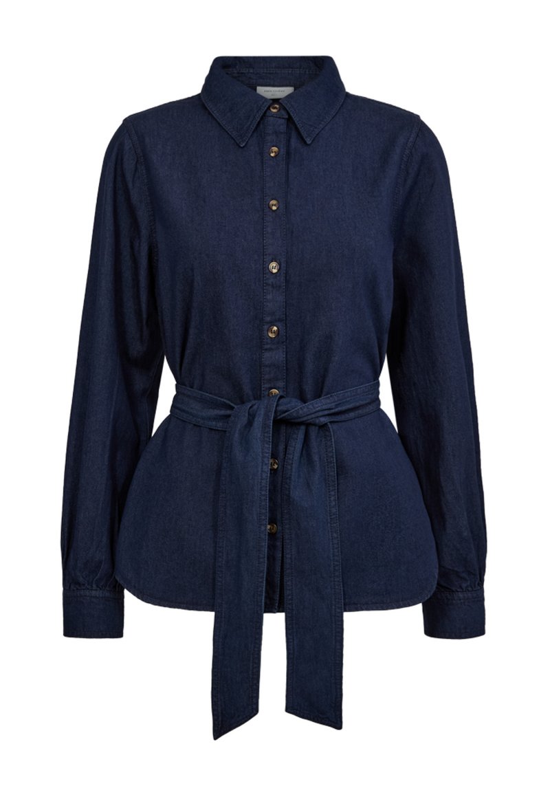 Donkerblauw denim overhemd met een knoopsluiting aan de voorkant, lange mouwen en een ceintuur in de taille. Bevat een klassieke kraag en subtiele textuur.