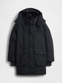 Schwarze Steppjacke mit einem kapuzenfutter aus Fell, mit einer vorderen Knopfleiste, zwei großen Fronttaschen und elastischen Bündchen.