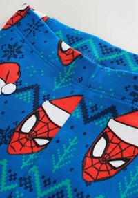 Tessuto blu con volti di Spider-Man rossi che indossano cappelli di Babbo Natale rossi e bianchi, circondati da motivi festivi verdi e blu scuro.