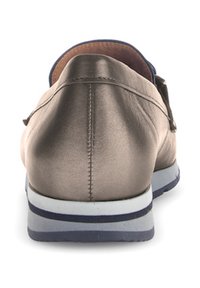 Metallische bronzefarbene flache Schuhe mit glatter Textur, abgerundetem Absatz, blauem Innenfutter und Sohle mit weißen und marineblauen Streifen.