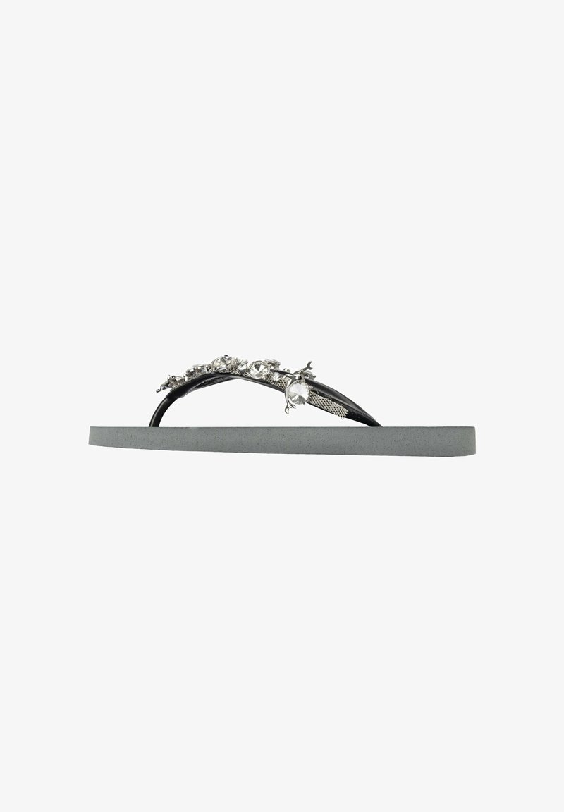 Czarne klapki z teksturowaną szaro-skalistą podeszwą i ozdobnym wierzchem z elementami dekoracyjnymi w kolorze srebrnym oraz przezroczystymi kamieniami.